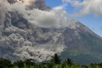 الأبخرة المتصاعدة من بركان ميرابي تصل إلى ارتفاع ينذر بالخطر... فيديو