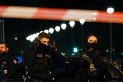 فرنسا.. مقتل شخص وإصابة 2 في هجوم قرب برج إيفل